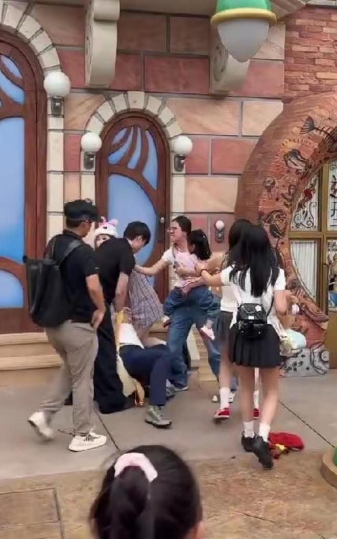 ！兔帽女是否打小孩成最大争议迪士尼情侣现身医院伤势成疑(图11)