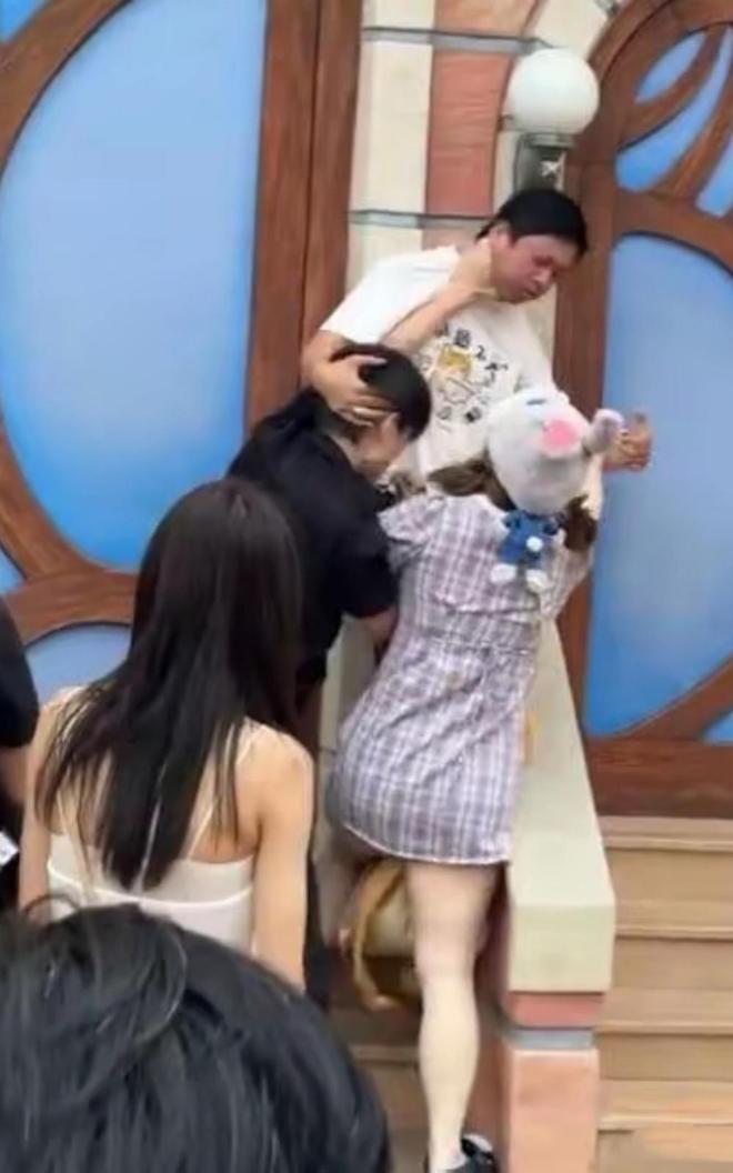 ！兔帽女是否打小孩成最大争议迪士尼情侣现身医院伤势成疑(图4)